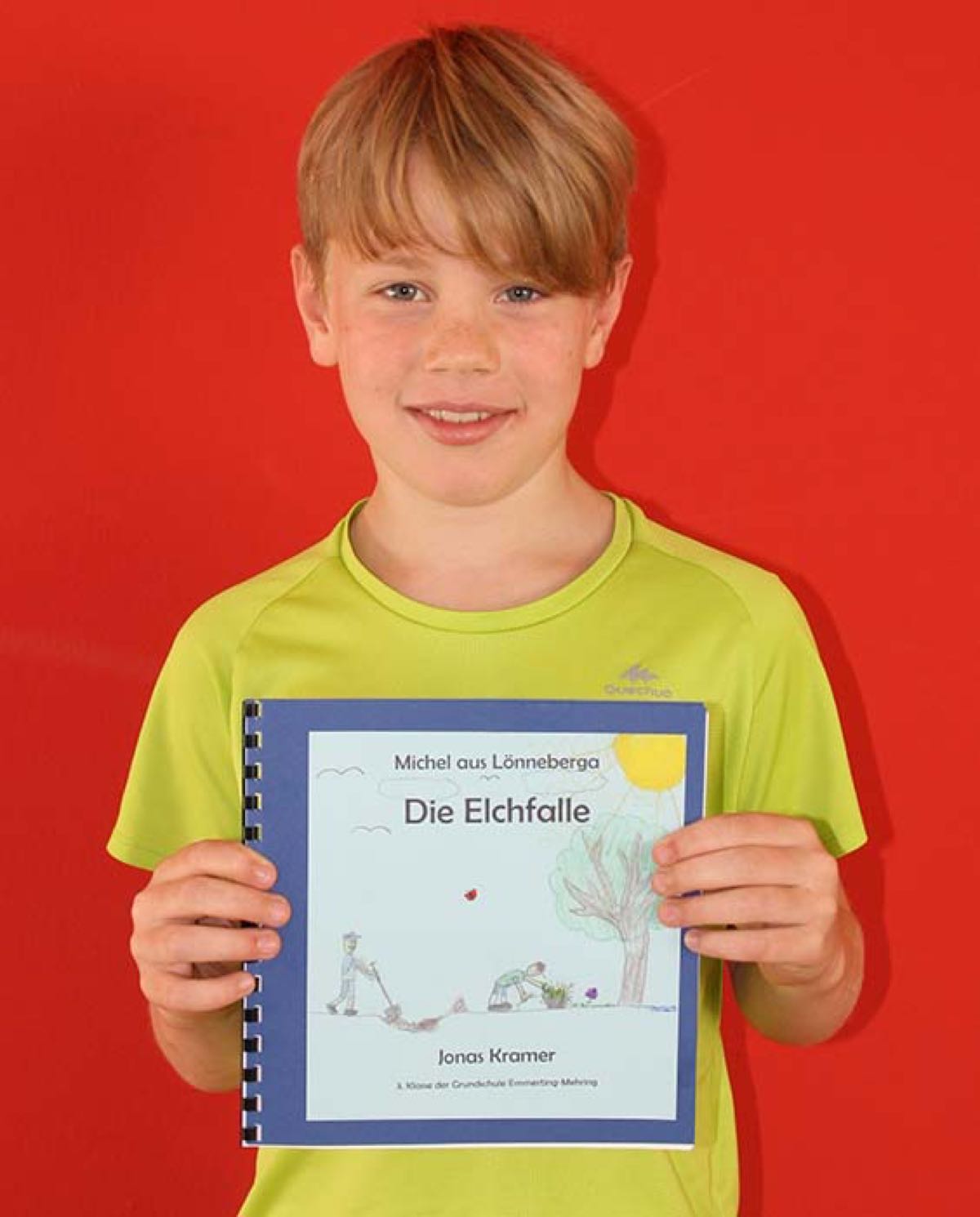 Ein Schüler mit seinem Wettbewerbsbeitrag