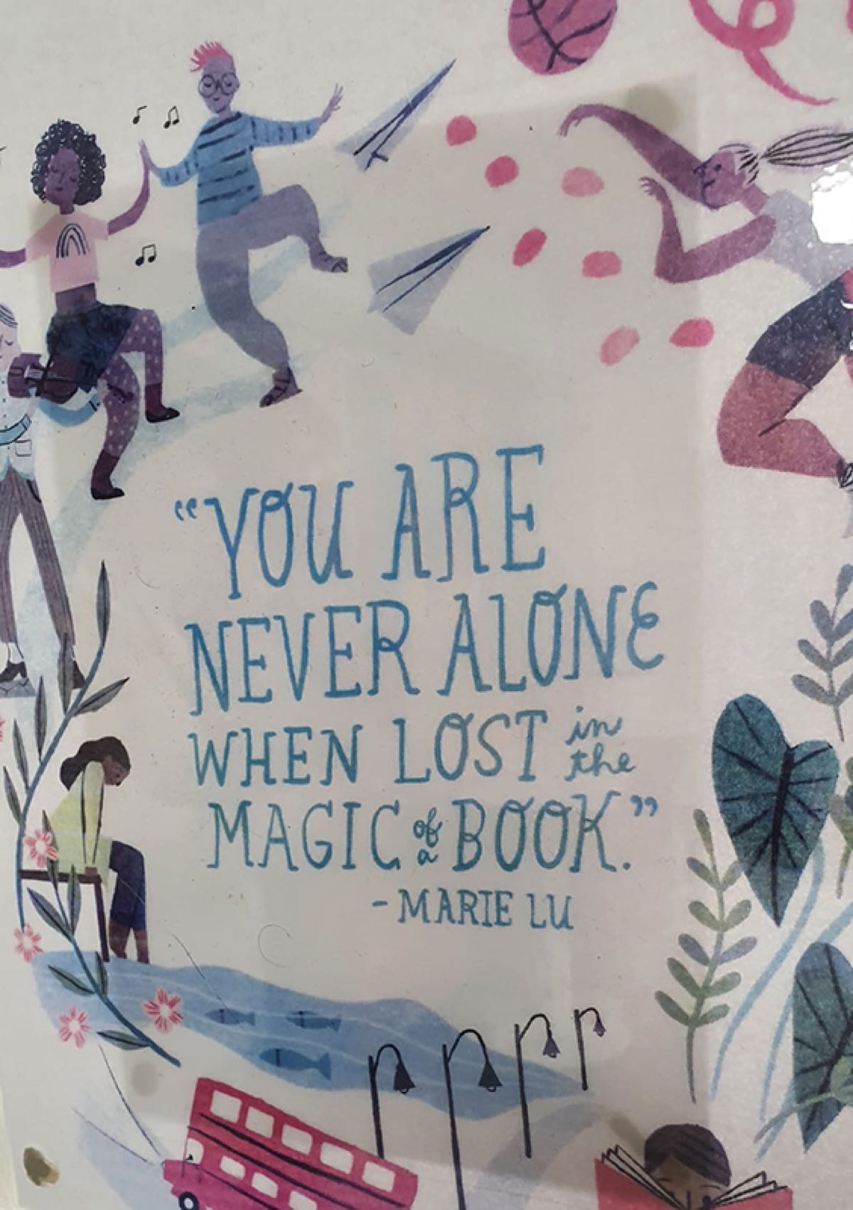 Plakat mit der englischen Aufschrift: You are never alone when lost in the magic of a book.