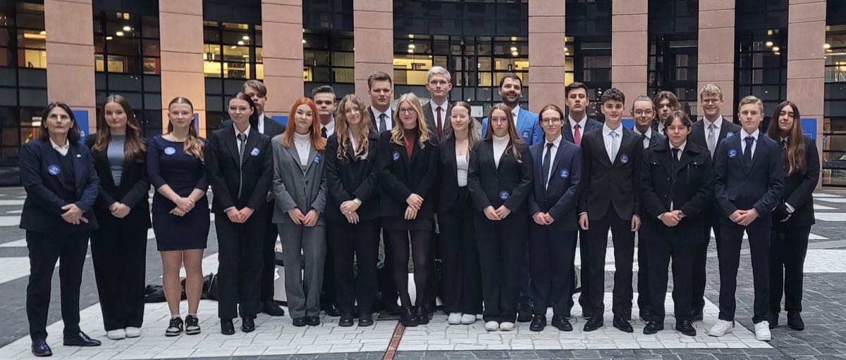 Bild: Viele Schülerinnen und Schüler stehen nebeneinander und schauen in die Kamera