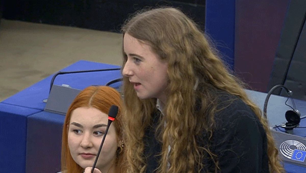 Bild: Eine Schülerin spricht im EU-Parlament in ein Mikrofon.