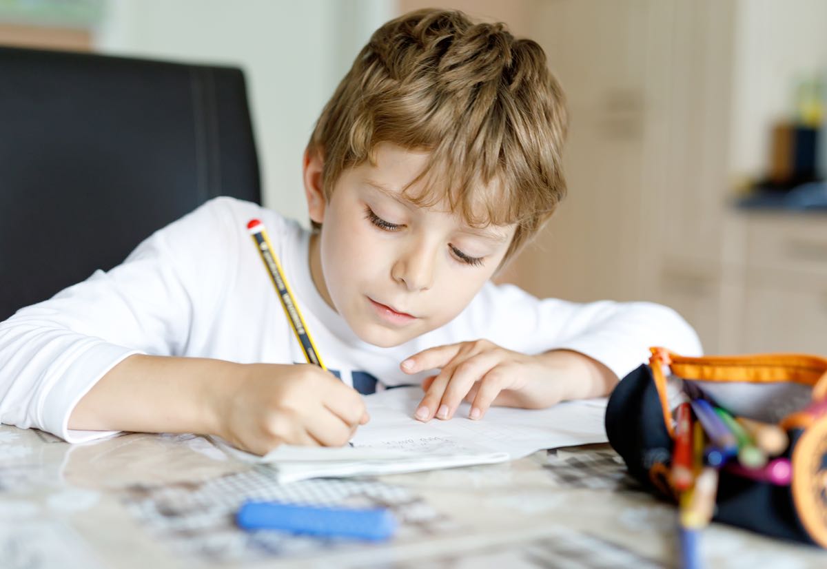 Ein Schüler lernt für eine Prüfung