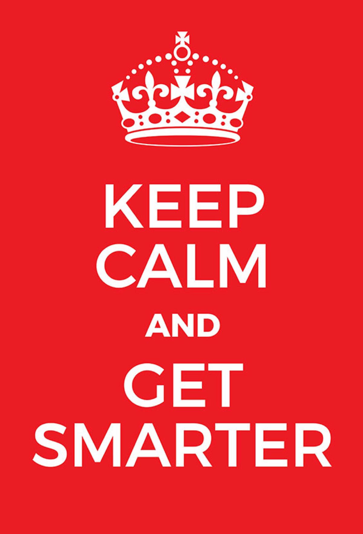 Ein weißer Schriftzug auf rotem Hintergrund: "Keep calm and get smarter"
