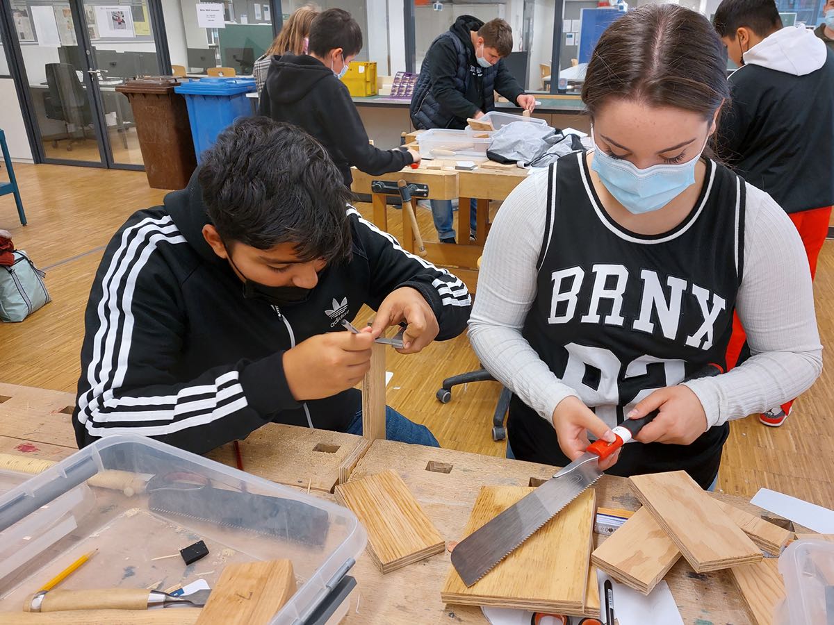 In der Schreinerwerkstatt erstellen die Schüler ihren eigenen Handyhalter.