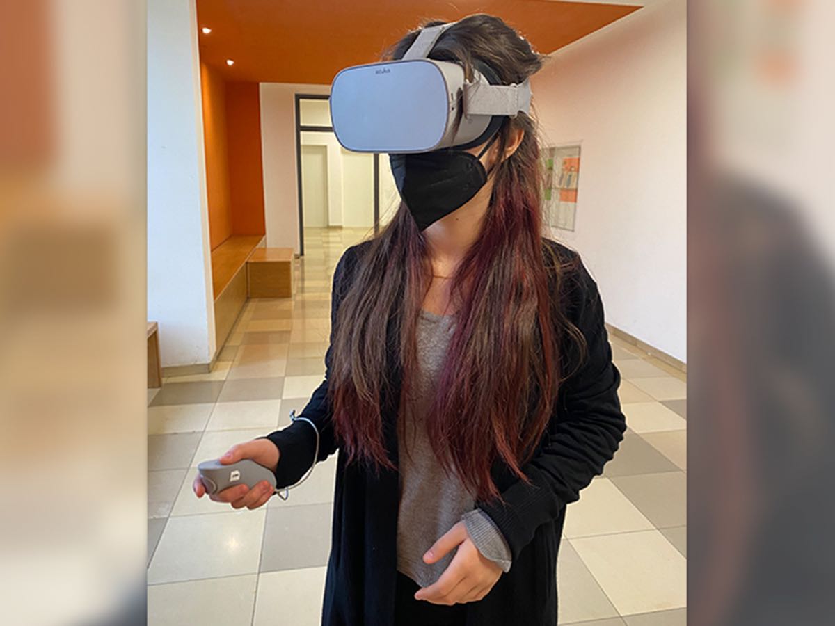 Eine Schülerin nutzt die VR-Brille um sich ein Video in 360 Grad anzusehen.