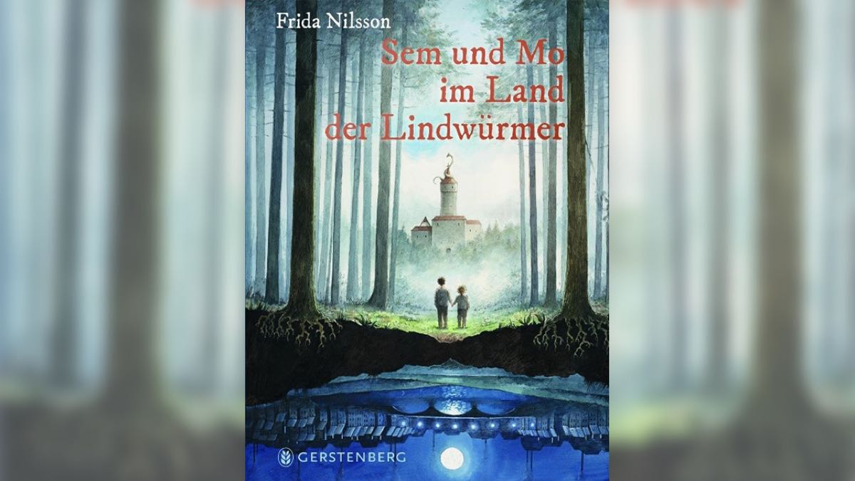 Bild: Zwei Kinder stehen Hand in Hand auf einer Lichtung im Wald und blicken zu einem Schloss hinauf.
