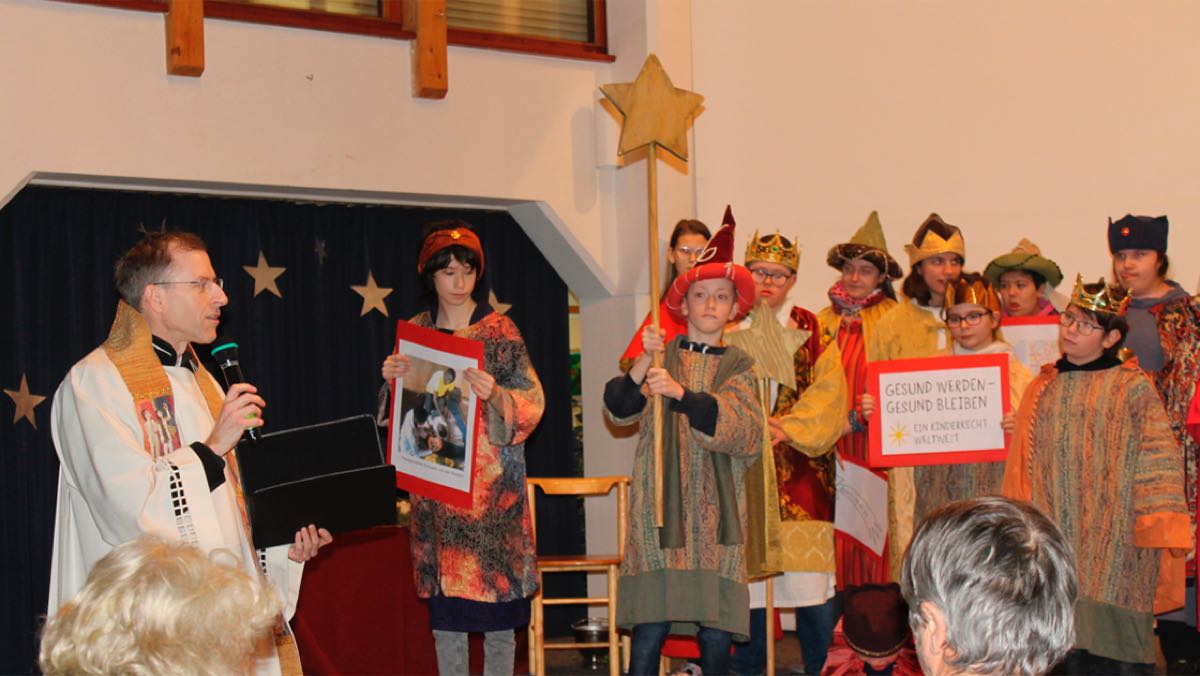 Bild: Man sieht Sternsinger in ihren Kostümen