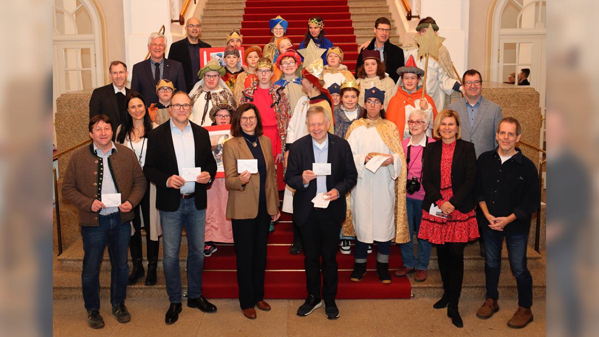 Bild: Sternsinger posieren im Landtag für ein Foto mit diversen bayerischen Politikerinnen und Politikern.