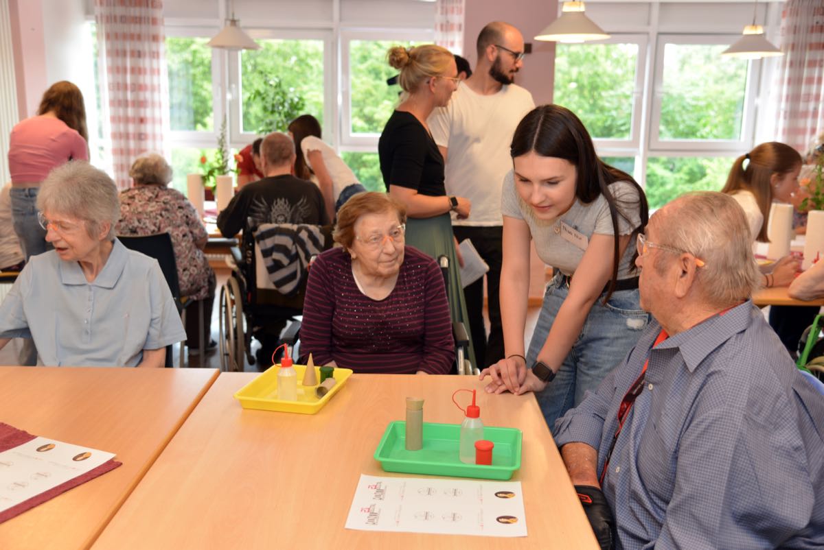 Die Schülerinnen und Schüler experimentieren zusammen mit den Seniorinnen und Senioren.