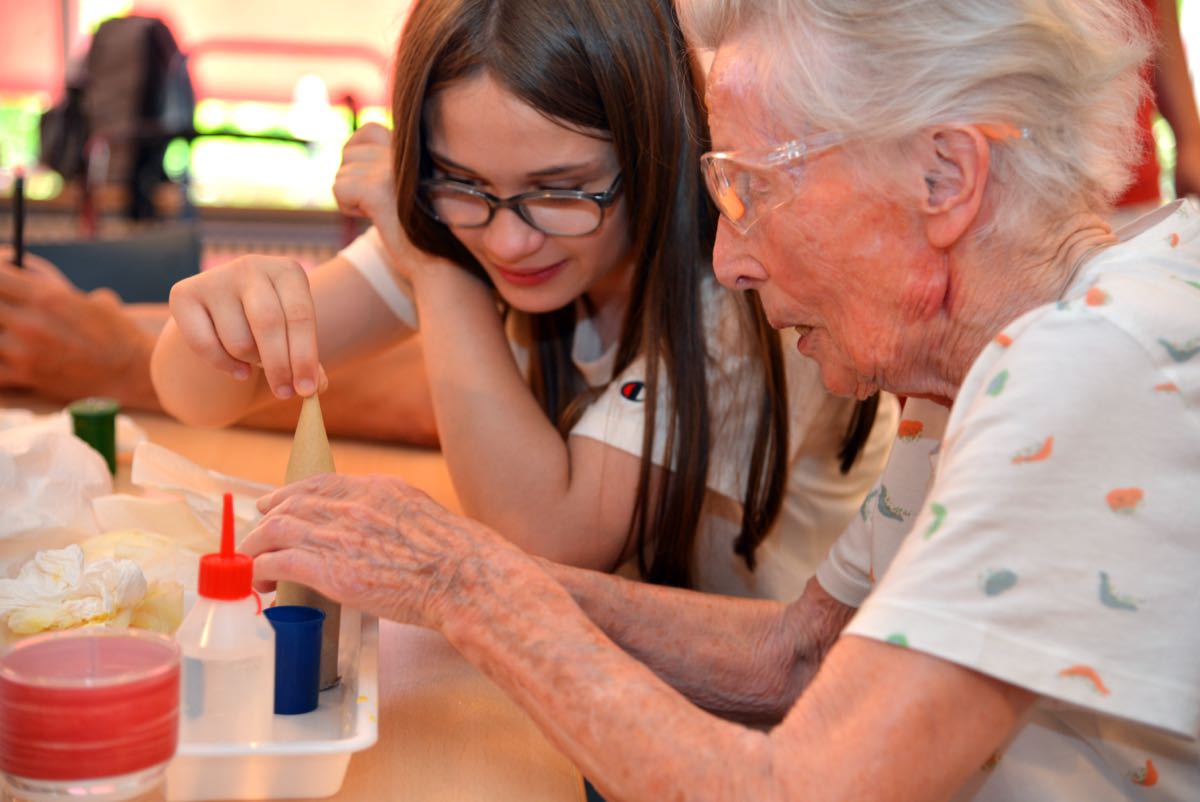 Die Schülerinnen und Schüler führen im Seniorenheim die vorbereiteten Experimente durch.