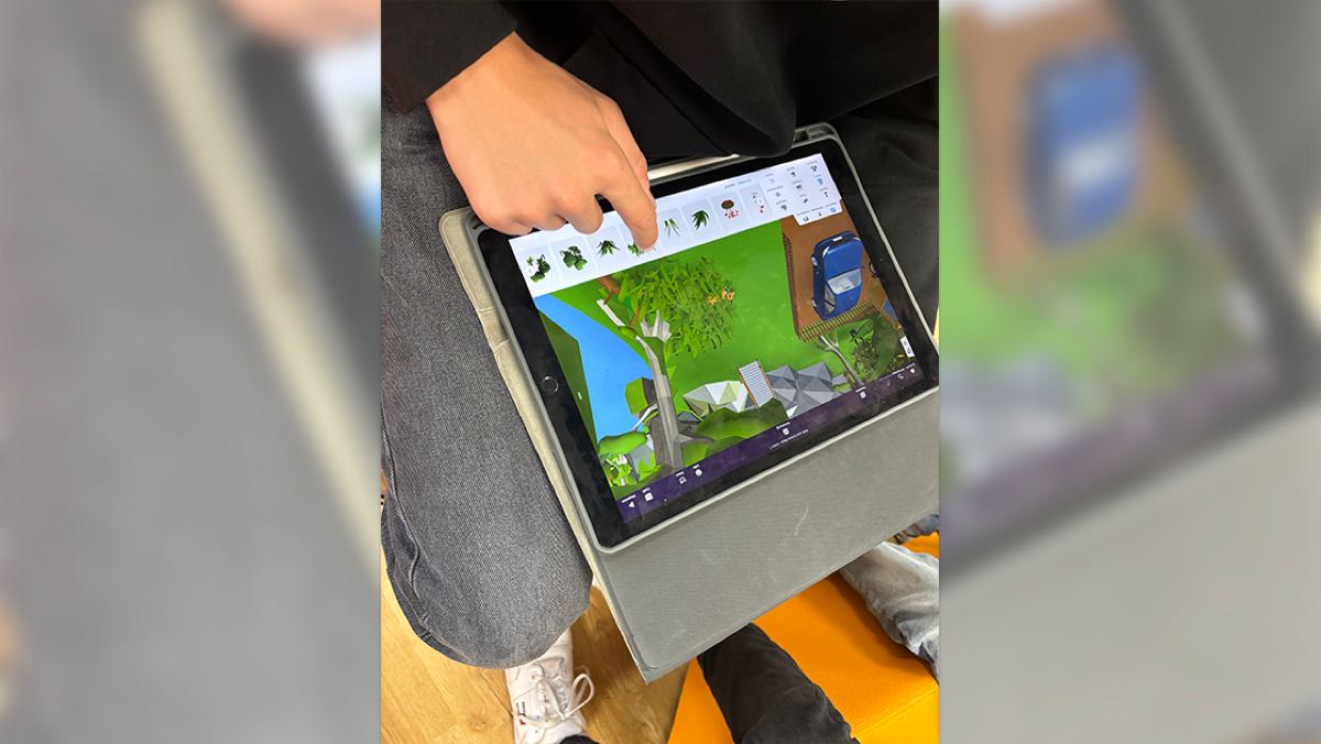 Bild: Ein Kind tippt auf ein Tablet.