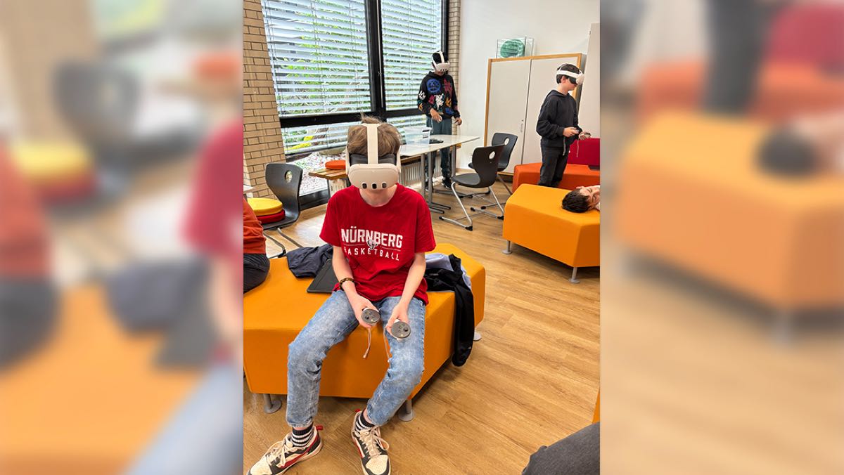 Bild: Kinder haben VR-Brillen auf.