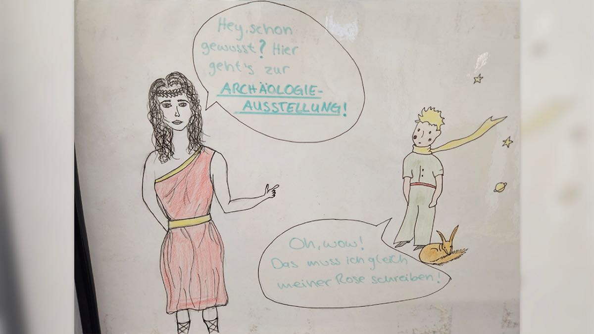 Bild: Links steht eine römische Figur, mit einer Sprechblase: "Hey, schon gewusst, hier geht's zur Archäologie-Ausstellung". Rechts steht der kleine Prinz, der sagt: "Wow, das muss ich gleich meiner Rose schreiben."