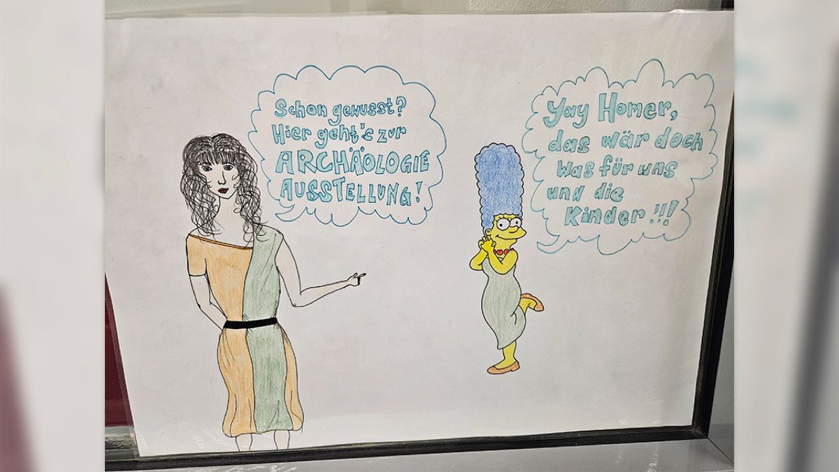Bild: Links steht eine römische Figur, die sagt "Hey, schon gewusst? Hier geht's zur Archäologie-Ausstellung". Rechts steht Marge Simpson, die sagt "Yay Homer, das wäre doch was für uns und die Kinder".