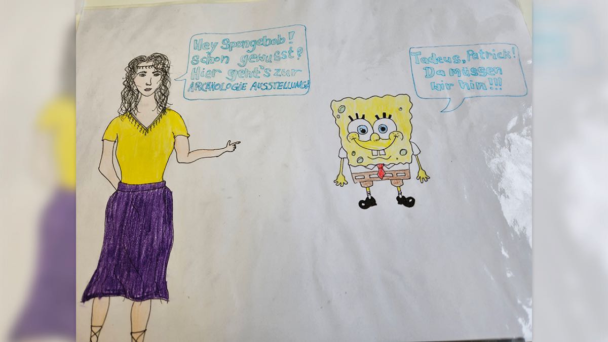 Bild: Links steht eine römische Figur, die sagt "Hey, schon gewusst? Hier geht's zur Archäologie-Ausstellung". Auf der anderen Seite steht Spongebob, der sagt: "Tadeus, Patrick, da müssen wir hin!"