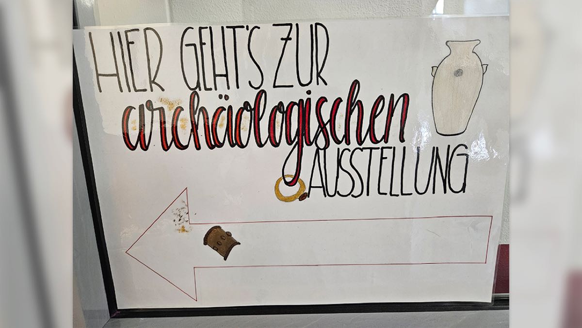 Bild: Man sieht einen Pfeil der nach links zeigt und drüber steht: Hier geht's zur archäologischen Ausstellung.
