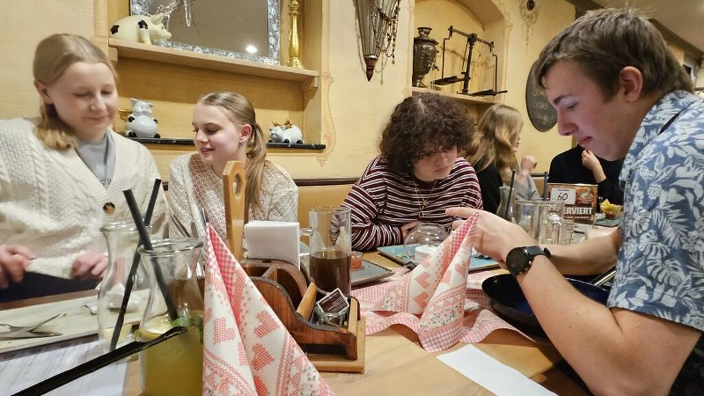 Bild: Schülerinnen und der tschechische Student Rob sitzen an einem Tisch und essen.